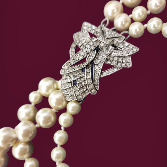 Stella & Dot Cream Glass Faux Pearl Necklace With Triangle Amulet Pendant - Picture 3 of 4